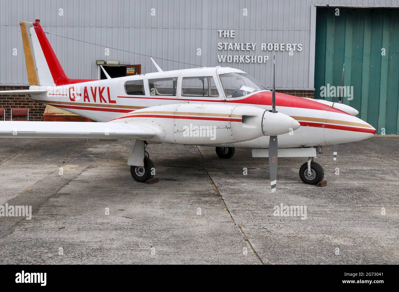 Lo Stanley Roberts Workshop, del Northbrook College all'aeroporto di Shoreham, Brighton City Airport, con una PA-30-160 B Twin Comanche 1966 Piper all'esterno Foto Stock