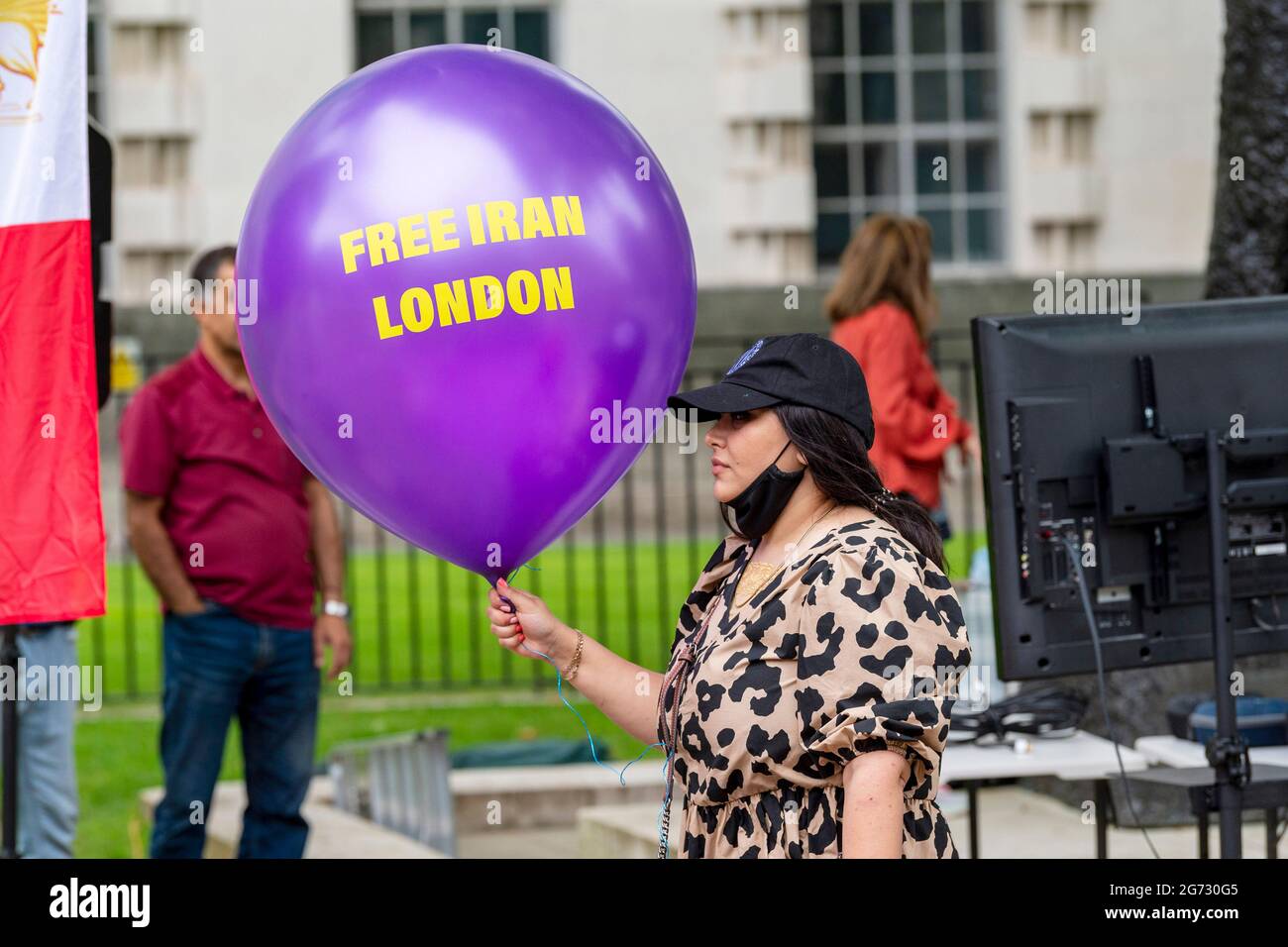 Londra, Regno Unito. 10 luglio 2021. Una donna tiene un pallone scritto su Free Iran London prima di una proiezione dal vivo del più grande evento internazionale dedicato alla giustizia e ai diritti umani in Iran, il Free Iran World Summit Show annuale a Whitehall, Londra l'evento è ospitato da Iran Freedom, una rete per la liberazione iraniana. Credit: SOPA Images Limited/Alamy Live News Foto Stock