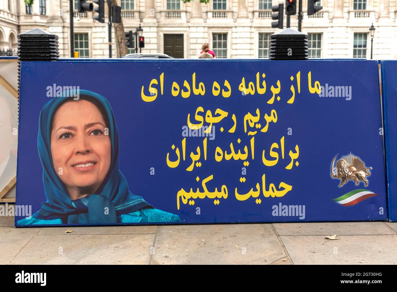 Londra, Regno Unito. 10 luglio 2021. Un banner a sostegno del leader dei Mujahedin del popolo iraniano, Maryam Rajavi visto durante l'annuale Free Iran World Summit ospitato da Iran Freedom, una rete per la liberazione iraniana. (Foto di Dave Rushen/SOPA Images/Sipa USA) Credit: Sipa USA/Alamy Live News Foto Stock