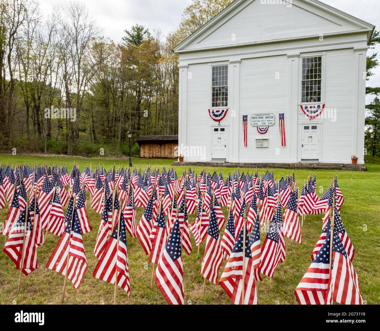 Bandiere americane adornano l'erba di fronte alla Ware Historical Society in onore del Memorial Day Foto Stock