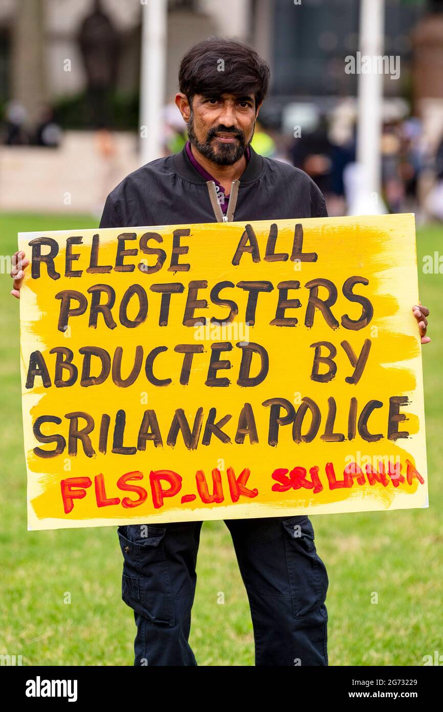 Londra, Regno Unito. 10 luglio 2021. Un sostenitore del FLSP (Frontline Socialist Party) UK Sri Lanka tiene un cartello durante la manifestazione. I manifestanti si sono riuniti presso la Camera del Parlamento di Londra per protestare contro l'abuso dei diritti democratici e la militarizzazione dello Sri Lanka, hanno inoltre chiesto che i dimostranti rapiti dalla polizia siano rilasciati. (Foto di Dave Rushen/SOPA Images/Sipa USA) Credit: Sipa USA/Alamy Live News Foto Stock