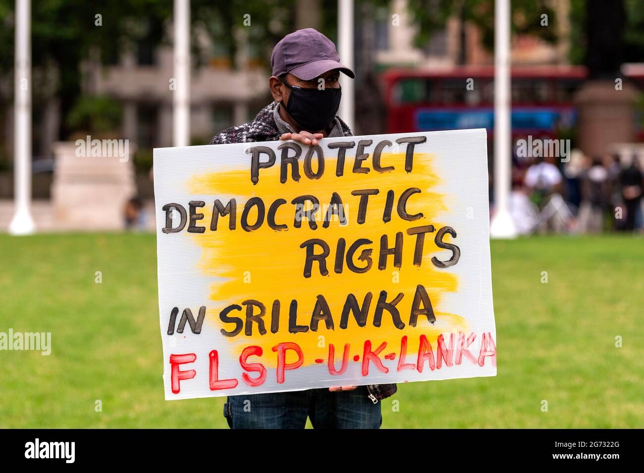 Londra, Regno Unito. 10 luglio 2021. Un sostenitore del FLSP (Frontline Socialist Party) UK Sri Lanka tiene un cartello durante la manifestazione. I manifestanti si sono riuniti presso la Camera del Parlamento di Londra per protestare contro l'abuso dei diritti democratici e la militarizzazione dello Sri Lanka, hanno inoltre chiesto che i dimostranti rapiti dalla polizia siano rilasciati. (Foto di Dave Rushen/SOPA Images/Sipa USA) Credit: Sipa USA/Alamy Live News Foto Stock