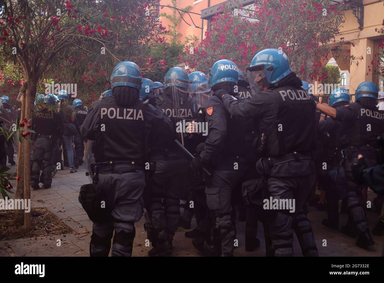 Venezia, Italia. 10 luglio 2021. La polizia italiana si trova a confrontarsi con i manifestanti durante la manifestazione. Una protesta contro il G20 (gruppo di venti) si è svolta presso il mare di Venezia, nella zona chiamata Zattere. Durante la protesta sono scoppiati pesanti scontri tra la polizia e i manifestanti. Credit: SOPA Images Limited/Alamy Live News Foto Stock