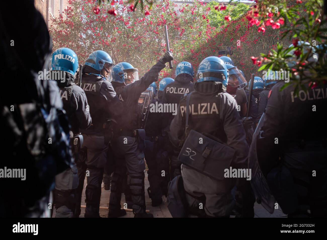 Venezia, Italia. 10 luglio 2021. La polizia italiana si trova a confrontarsi con i manifestanti durante la manifestazione. Una protesta contro il G20 (gruppo di venti) si è svolta presso il mare di Venezia, nella zona chiamata Zattere. Durante la protesta sono scoppiati pesanti scontri tra la polizia e i manifestanti. Credit: SOPA Images Limited/Alamy Live News Foto Stock