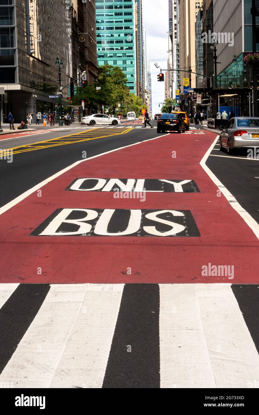 Bus Lane, E. 42nd Street a Midtown Manhattan, New York, USA, 2021 Foto Stock