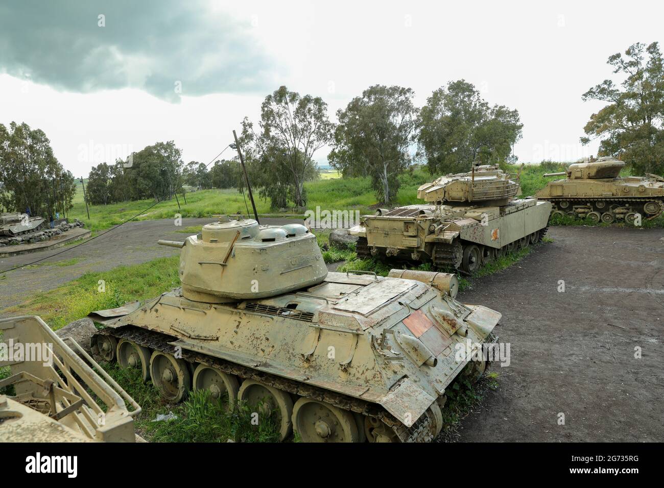 Molti vecchi carri armati di guerra in un sito commemorativo. Foto Stock