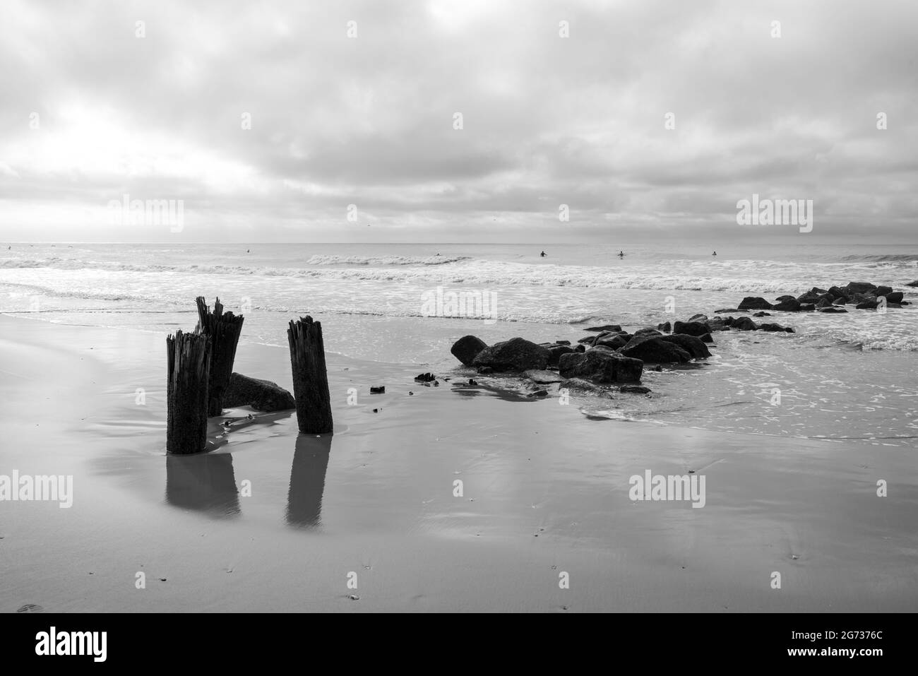 Questa fondazione in legno è tutto ciò che rimane dalla distruzione causata dall'uragano Hugo a Folly Beach, South Carolina. È ancora una cosa di bellezza. Foto Stock