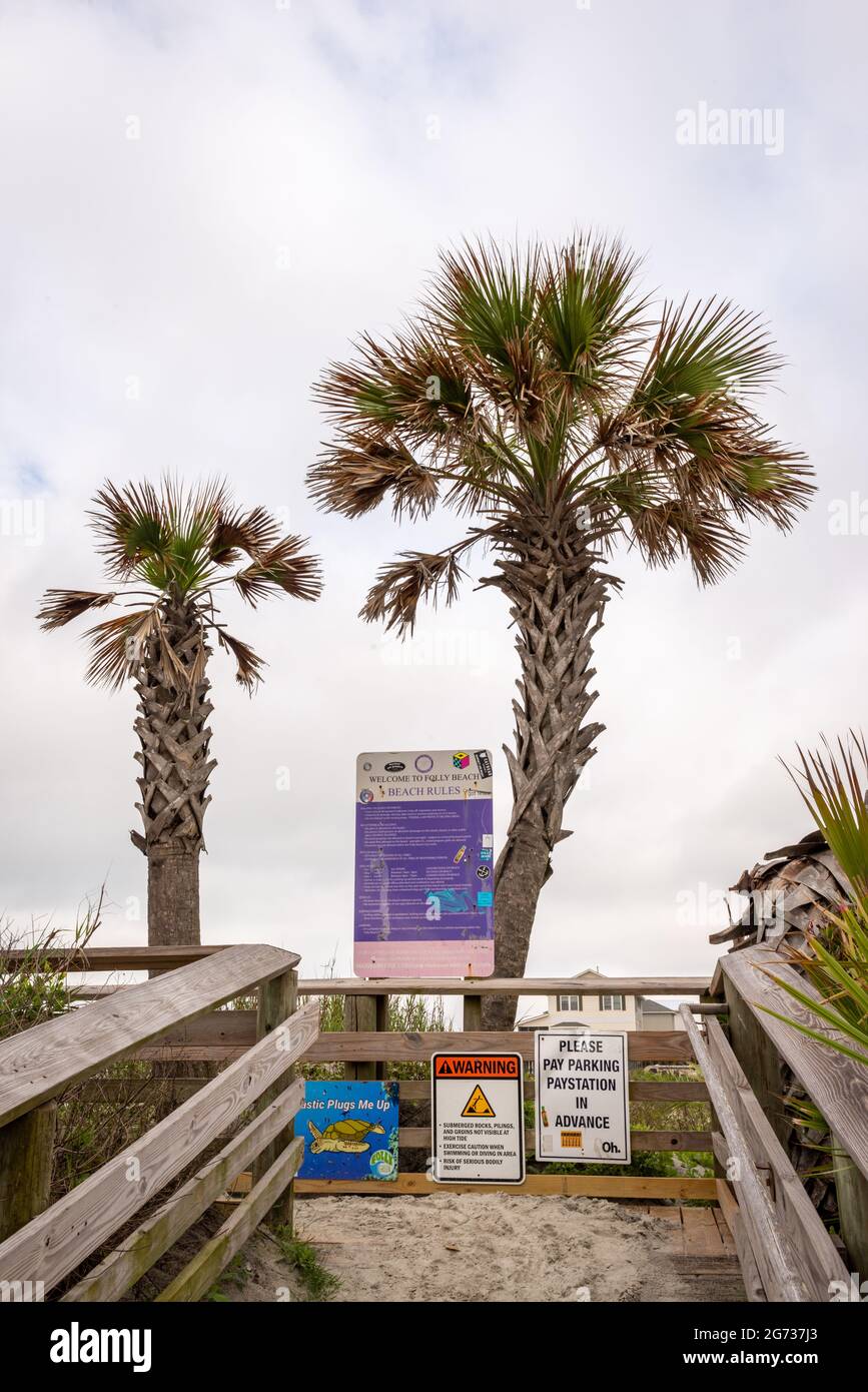 Il "washout", dove l'uragano Hugo ha appiattito la terra, è ora un luogo preferito per il surf a Folly Beach, South Carolina. Foto Stock