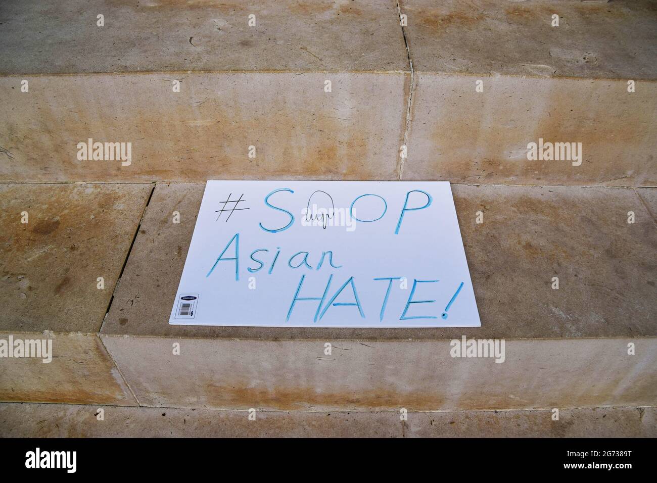 Londra, Regno Unito. 10 luglio 2021. Fermare l'odio asiatico placard visto durante il raduno in Piazza del Parlamento contro l'aumento dell'odio e del razzismo anti-asiatici sulla scia della pandemia del coronavirus. Credit: SOPA Images Limited/Alamy Live News Foto Stock