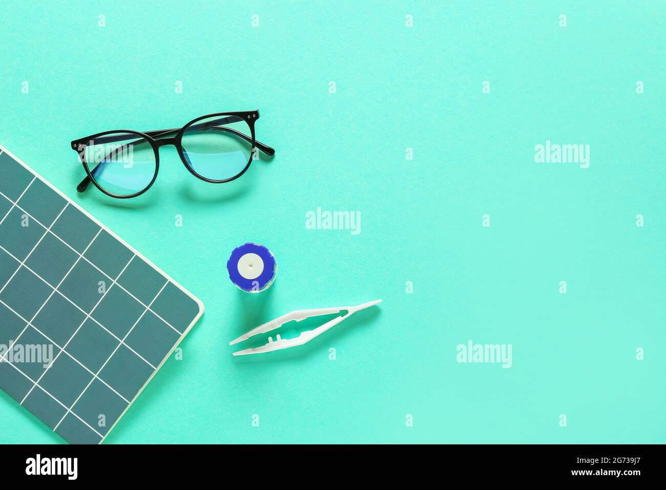 Composizione con occhiali e lenti a contatto su sfondo colorato Foto stock  - Alamy