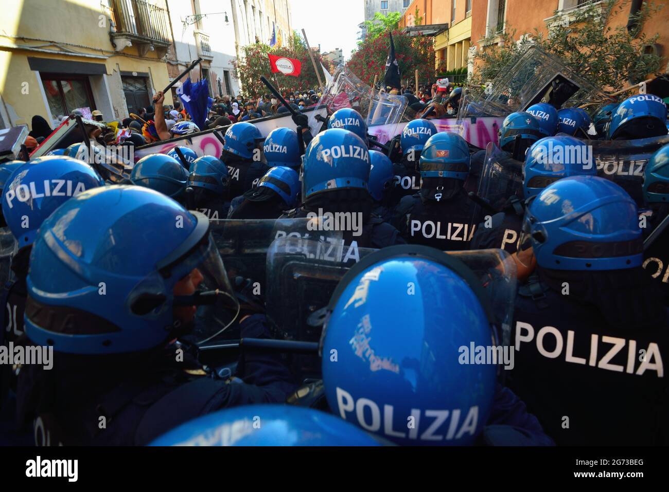 Venezia, 10 luglio 2021 : riunione del G20. 3000 persone appartenenti a diversi movimenti anti-governativi si riuniscono a Zattere, nel pomeriggio, per protestare contro le politiche insufficienti dei ministri delle finanze del G20 e dei governatori delle banche centrali, contro il riscaldamento globale e la tassazione del 15% delle multinazionali. Quando i manifestanti cercano di marciare verso la sede Arsenale del vertice, la polizia li carica. Violenti scontri tra poliziotti e 'antagonisti'. Foto Stock