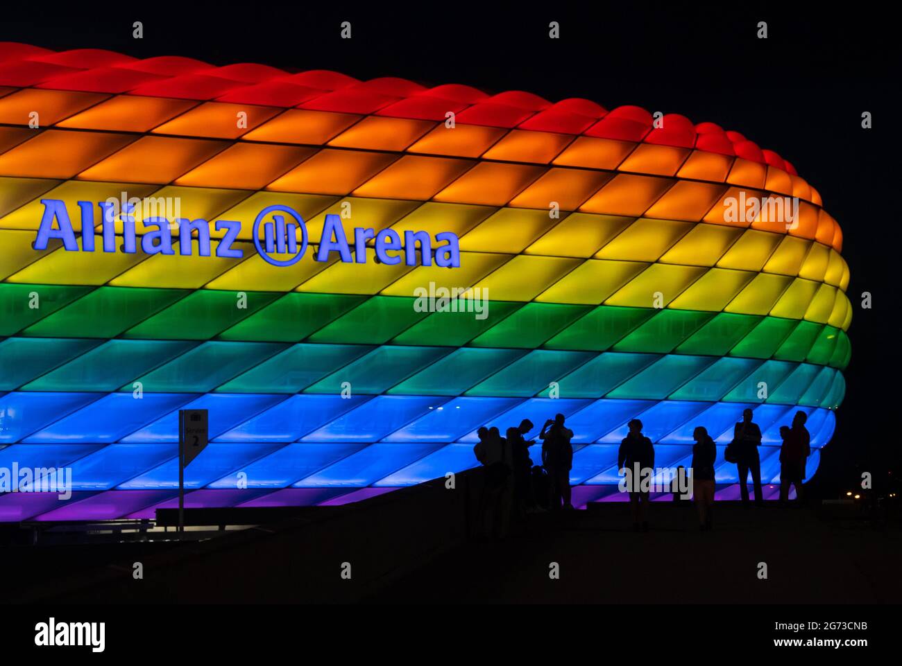 Monaco, Germania. 10 luglio 2021. L'Allianz Arena si illumina in colori arcobaleno in occasione del Christopher Street Day. A causa della pandemia di Corona, la grande parata è stata annullata nuovamente quest'anno. Con azioni dimostrative decentralizzate, varie associazioni, gruppi, progetti, istituzioni e reti in tutta la città richiamano l'attenzione sulle esigenze politiche di LGBTIQ*s. Credit: Sven Hoppe/dpa/Alamy Live News Foto Stock