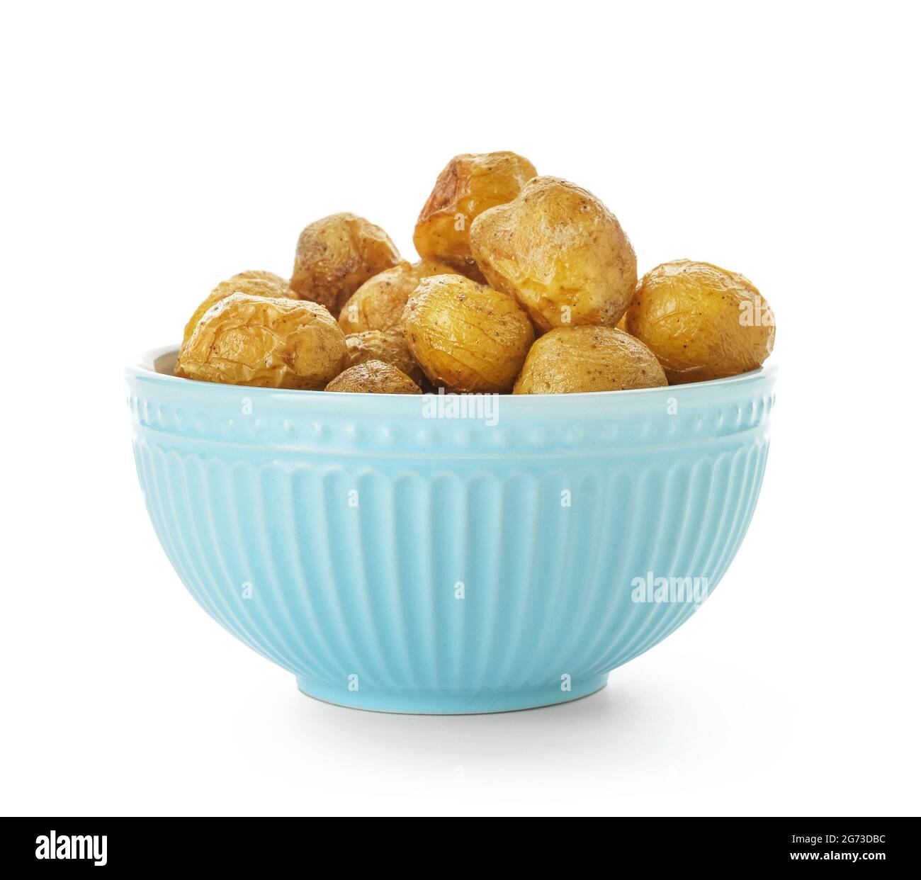 Ciotola con gustosa patate al forno su sfondo bianco Foto Stock