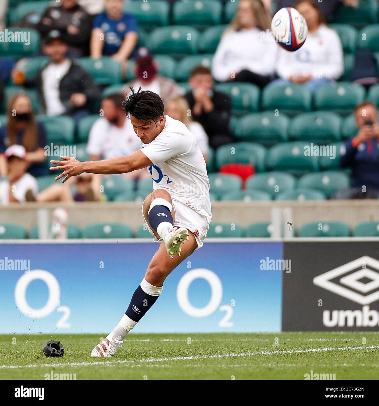 Twickenham, Londra, Regno Unito. 10 luglio 2021. International Rugby Union England contro Canada; Marcus Smith d'Inghilterra con il suo posto kick conversione Credit: Action Plus Sports/Alamy Live News Foto Stock