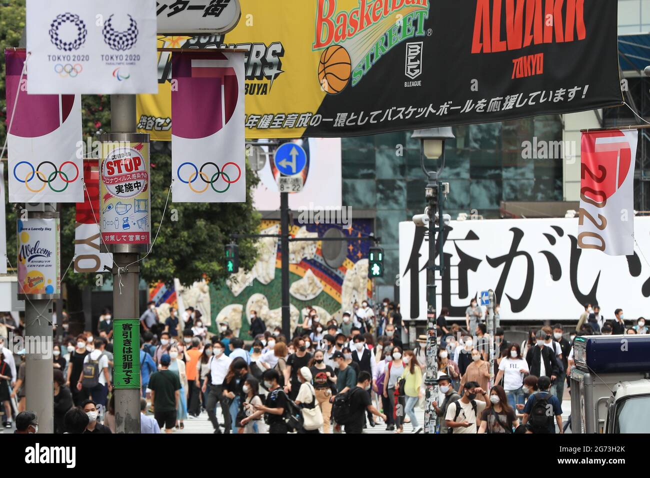 9 LUGLIO 2021 : una vista generale della via Shibuya Centre-Gai decorata con la bandiera dei Giochi Olimpici di Tokyo del 2020 a Tokyo, Giappone. Credit: AFLO SPORT/Alamy Live News Foto Stock