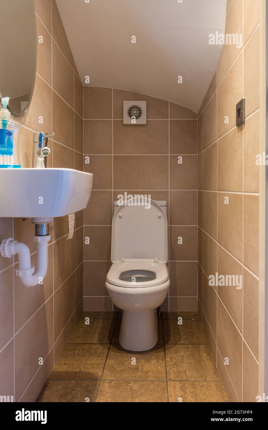 wc compatto sotto scala wc Foto Stock