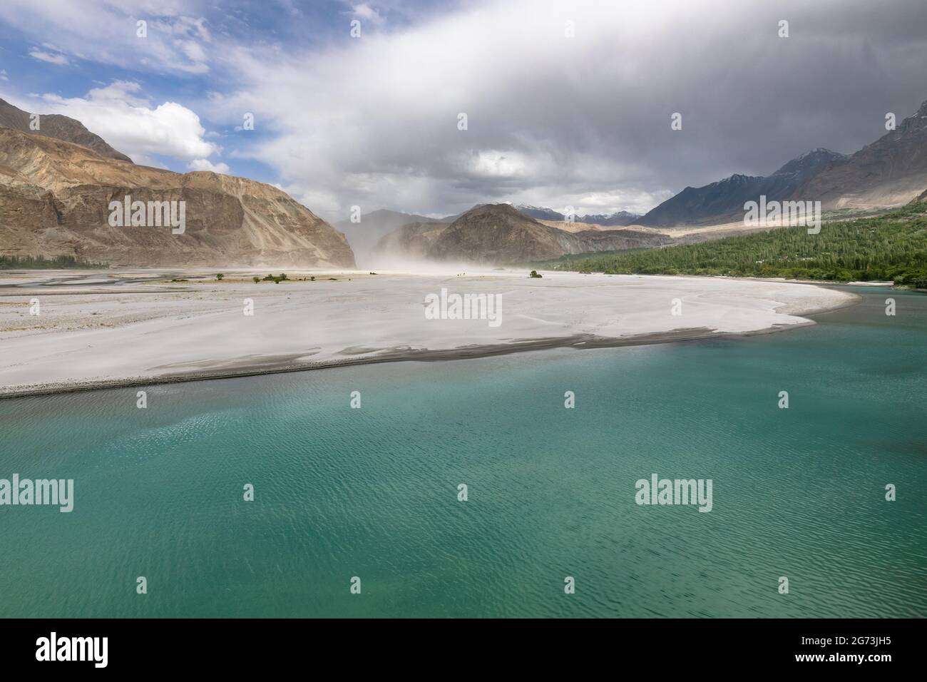 Fiume turchese con rive sabbiose Foto Stock