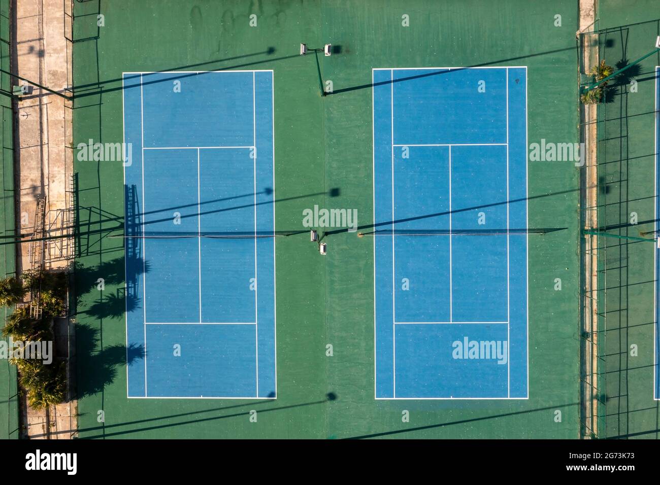 Vista aerea di 2 campi da tennis blu. Foto Stock