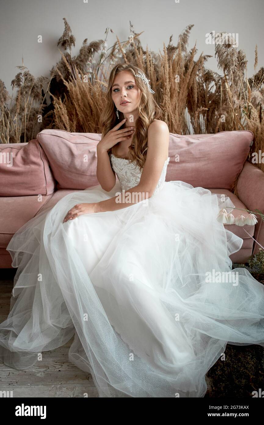 Bella sposa in un elegante abito bianco Foto Stock