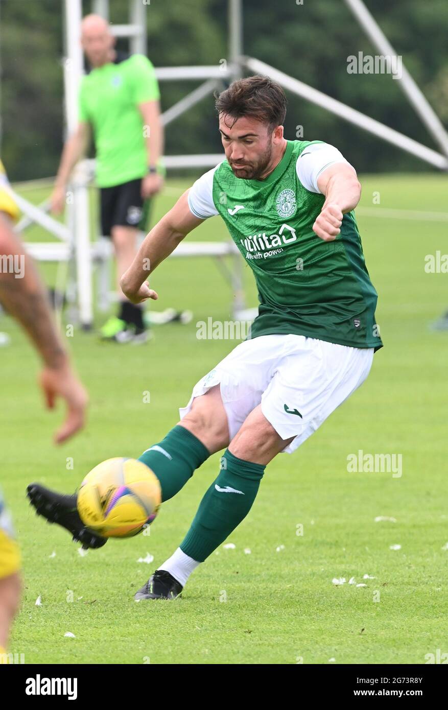 Tranent, Ormiston, East Lothian.Scotland. UK .3rd July 21 Hibernian vs Dunfermline pre season friendly match. Stevie Mallan di Hibernian FC 2021-202 Foto Stock