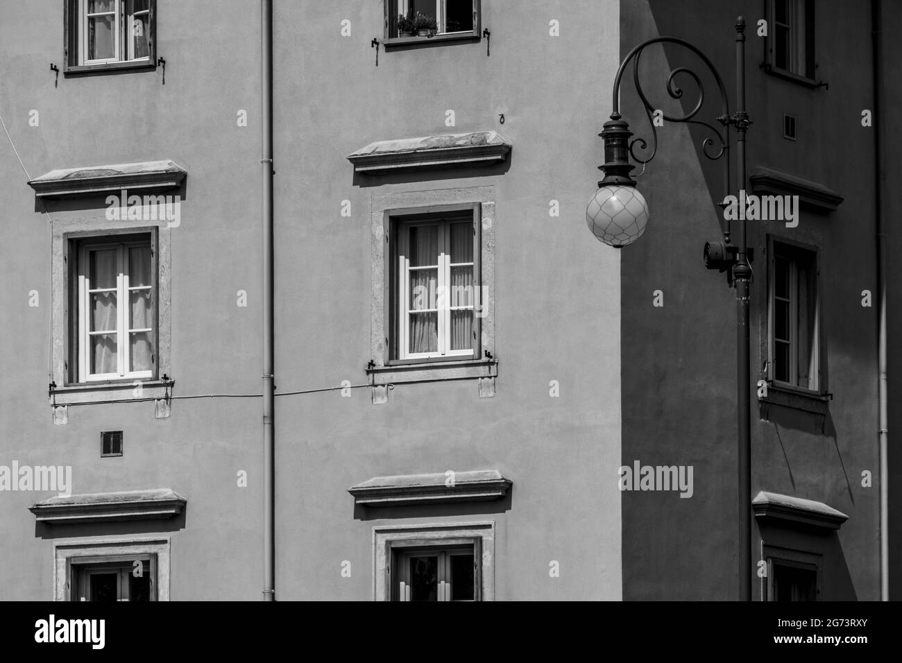 Scala di grigi di un angolo di un edificio residenziale Foto Stock