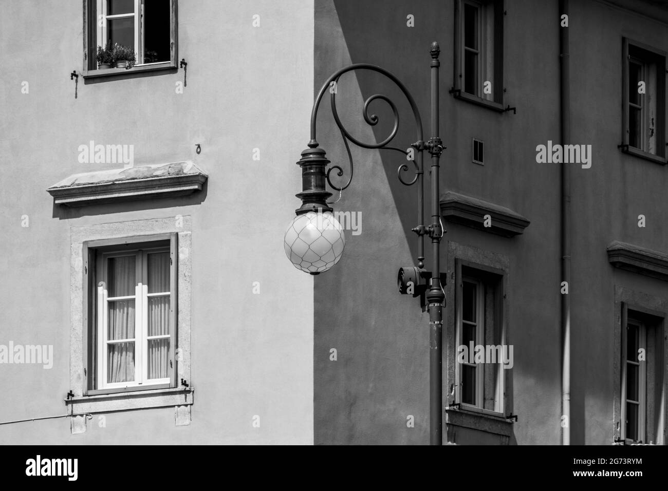 Scala di grigi di un angolo di un edificio residenziale Foto Stock