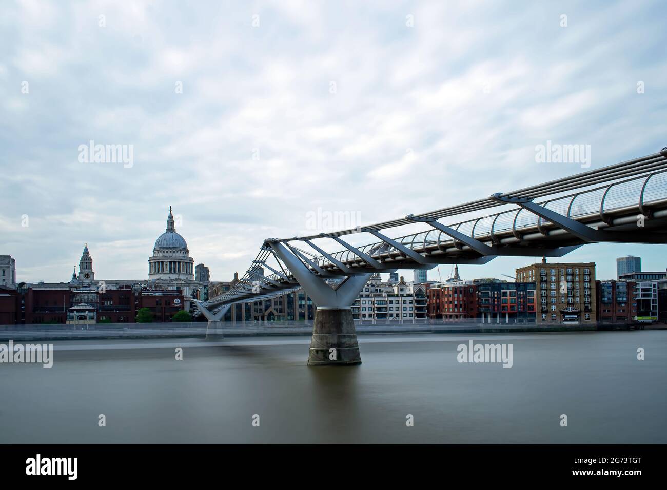 Una lunga esposizione del Millennium Bridge e della Cattedrale di St Paul come un Clipper del Tamigi passa dalla vista da Bankside. Londra, Inghilterra. Foto Stock
