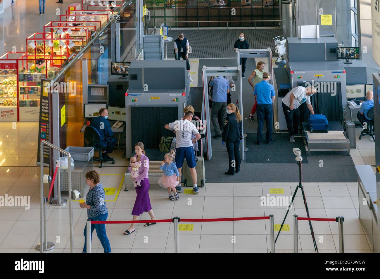 Cinture di sicurezza e metal detector all'ingresso dell'edificio dell'aeroporto, aeroporto internazionale di Koltsovo, Ekaterinburg, Russia Foto Stock