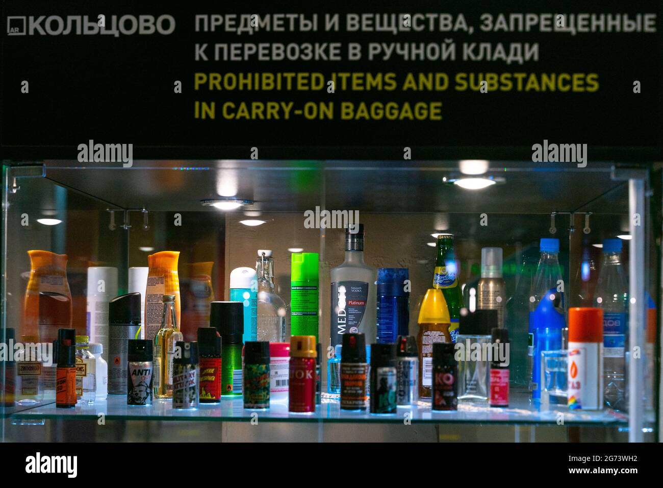 Set di oggetti e sostanze vietati nel bagaglio a mano dietro il vetro esposto nell'aeroporto internazionale di Koltsovo, Ekaterinburg, Russia Foto Stock