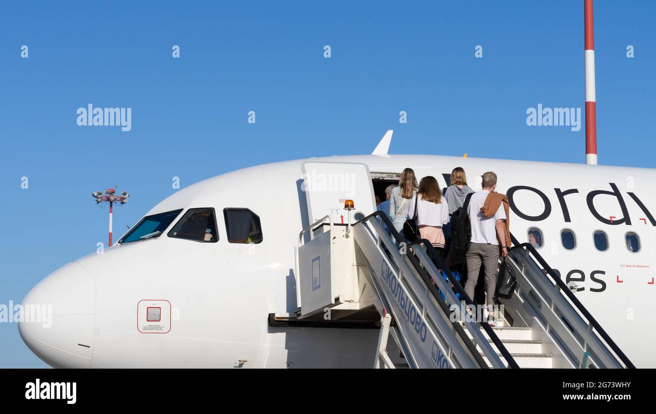 Passeggeri che salgono a bordo del Boeing 777-200/200ER, con la compagnia Nordwind in una calda giornata estiva, all'aeroporto internazionale di Koltsovo, SVX, Ekaterinburg, Russia Foto Stock