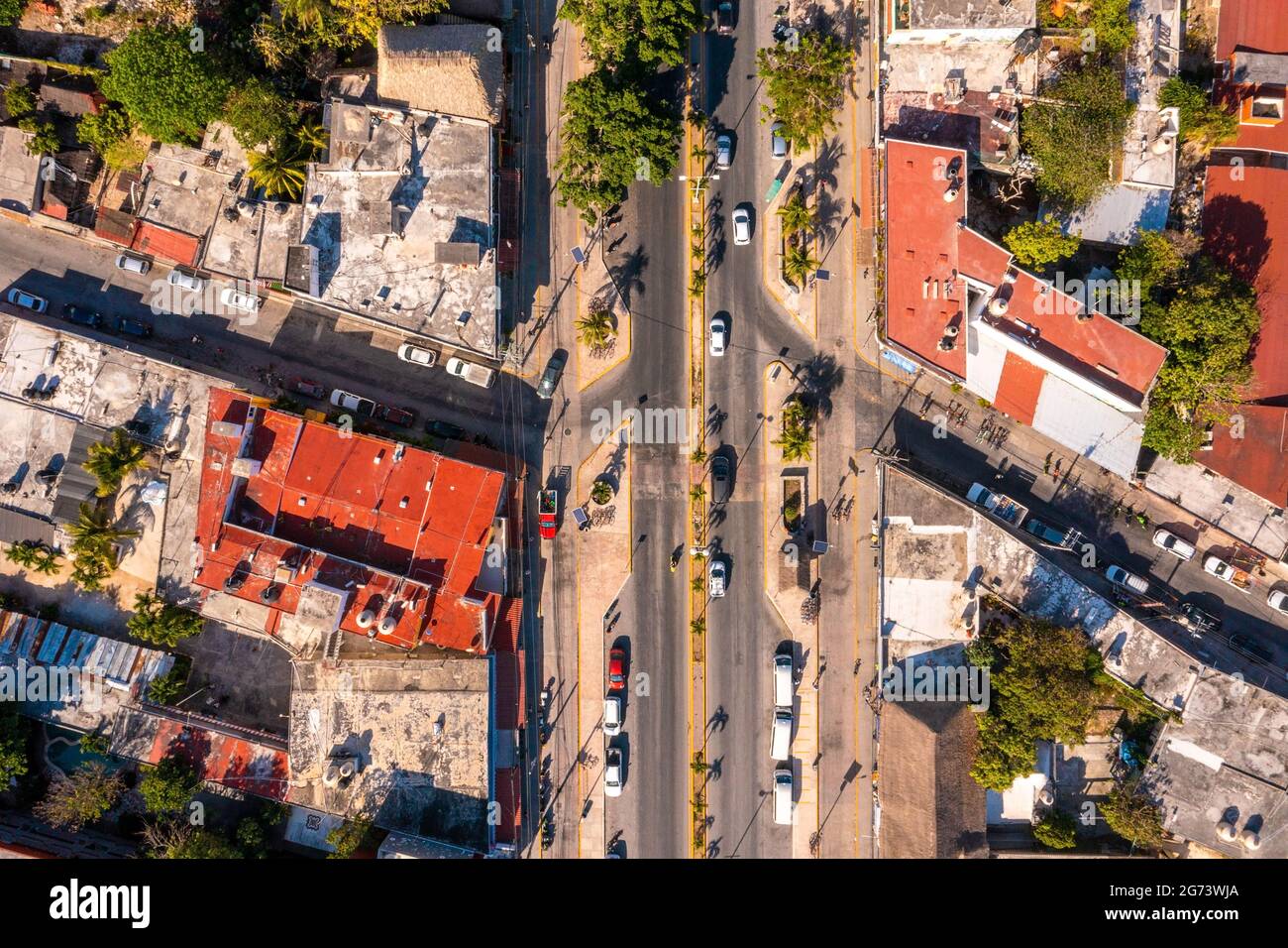 Vista aerea della città di Tulum dall'alto. Piccolo villaggio messicano. Foto Stock