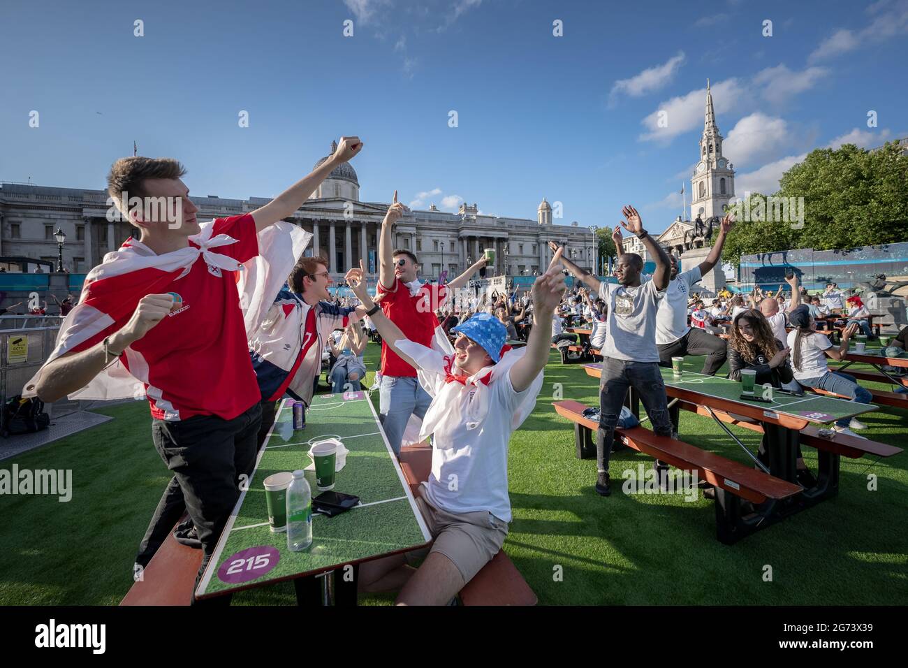 EURO 2020: Inghilterra contro Danimarca. I tifosi inglesi guardano i grandi schermi di Trafalgar Square mentre l'Inghilterra affronta la Danimarca per le semifinali. Londra, Regno Unito Foto Stock
