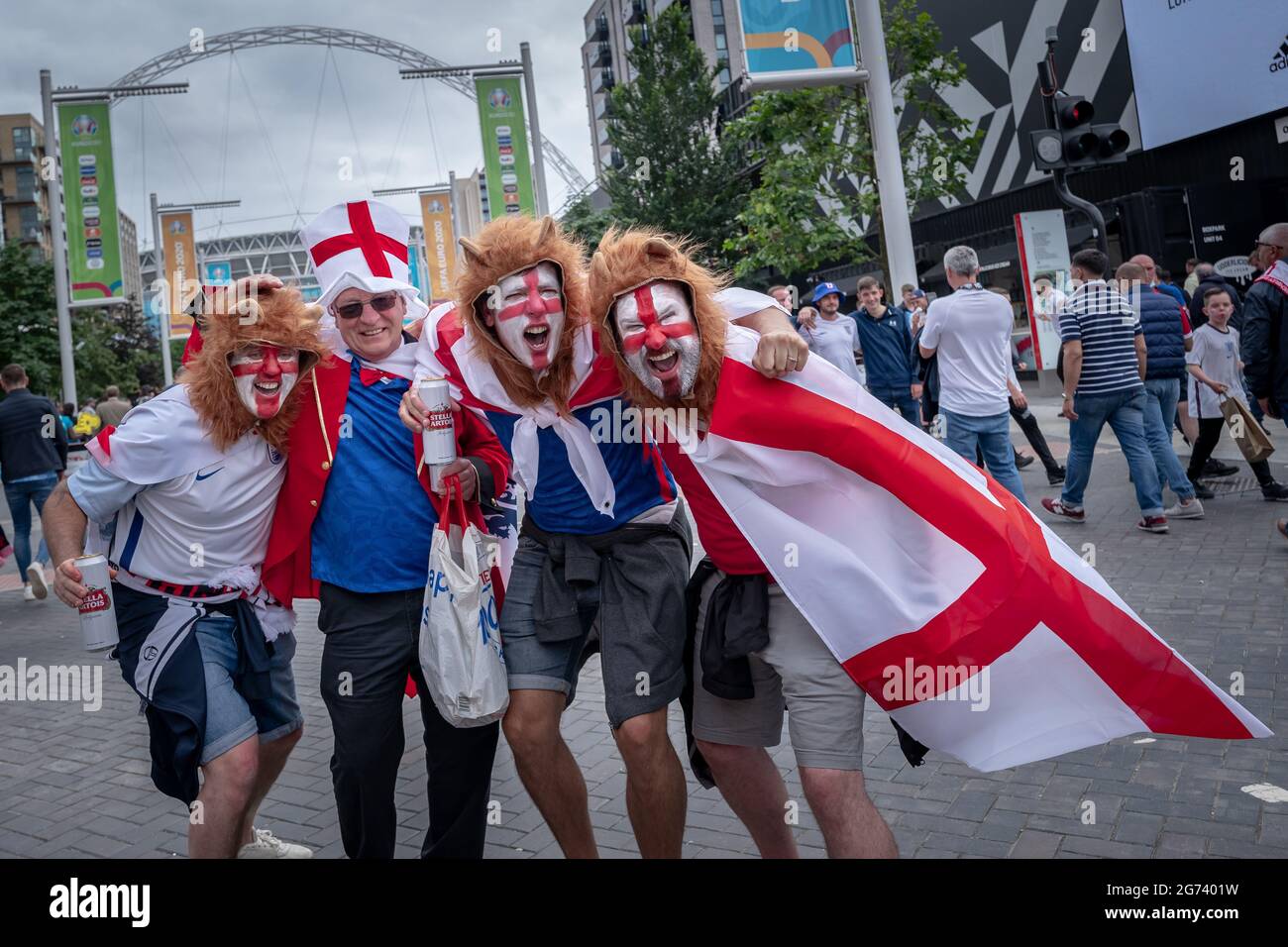 EURO 2020: I fan arrivano a Wembley in un clima festoso prima della semifinale inglese di stasera contro Danimarca. Londra, Regno Unito. Foto Stock