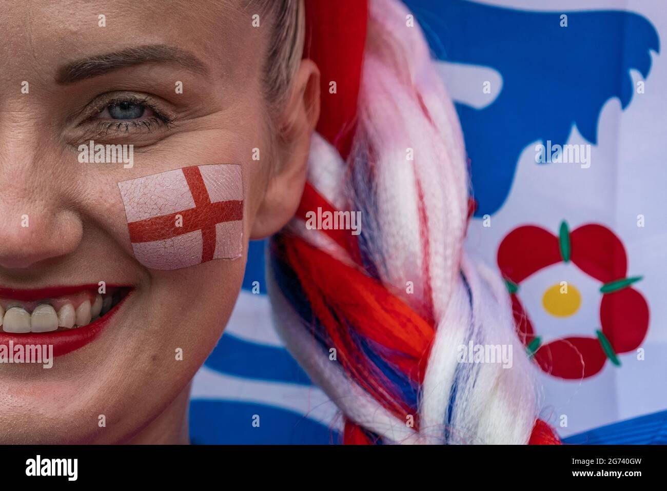 EURO 2020: I fan arrivano a Wembley in un clima festoso prima della semifinale inglese di stasera contro Danimarca. Londra, Regno Unito. Foto Stock