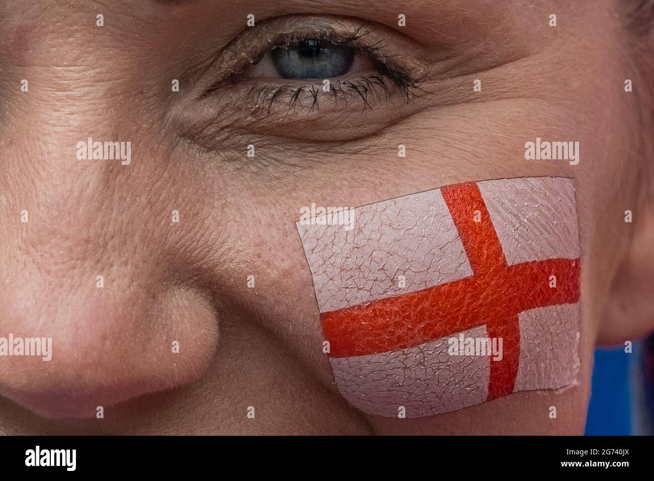 EURO 2020: I fan arrivano a Wembley in un clima festoso prima della semifinale inglese di stasera contro Danimarca. Londra, Regno Unito. Foto Stock