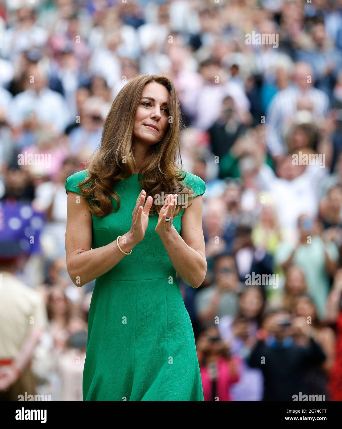 Londra, Gran Bretagna. 10 luglio 2021. La moglie del Principe William britannico, la Principessa Kate, la Duchessa di Cambridge, è stata celebrata durante la cerimonia di premiazione per la finale femminile tra Ashleigh Barty d'Australia e Karolina Pliskova della Repubblica Ceca al Wimbledon Tennis Championship di Londra, Gran Bretagna, il 10 luglio 2021. Credit: Han Yan/Xinhua/Alamy Live News Foto Stock