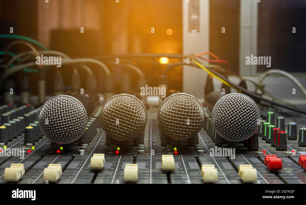 Il sistema UHF con microfono wireless nella stanza controlla l'audio. Foto Stock