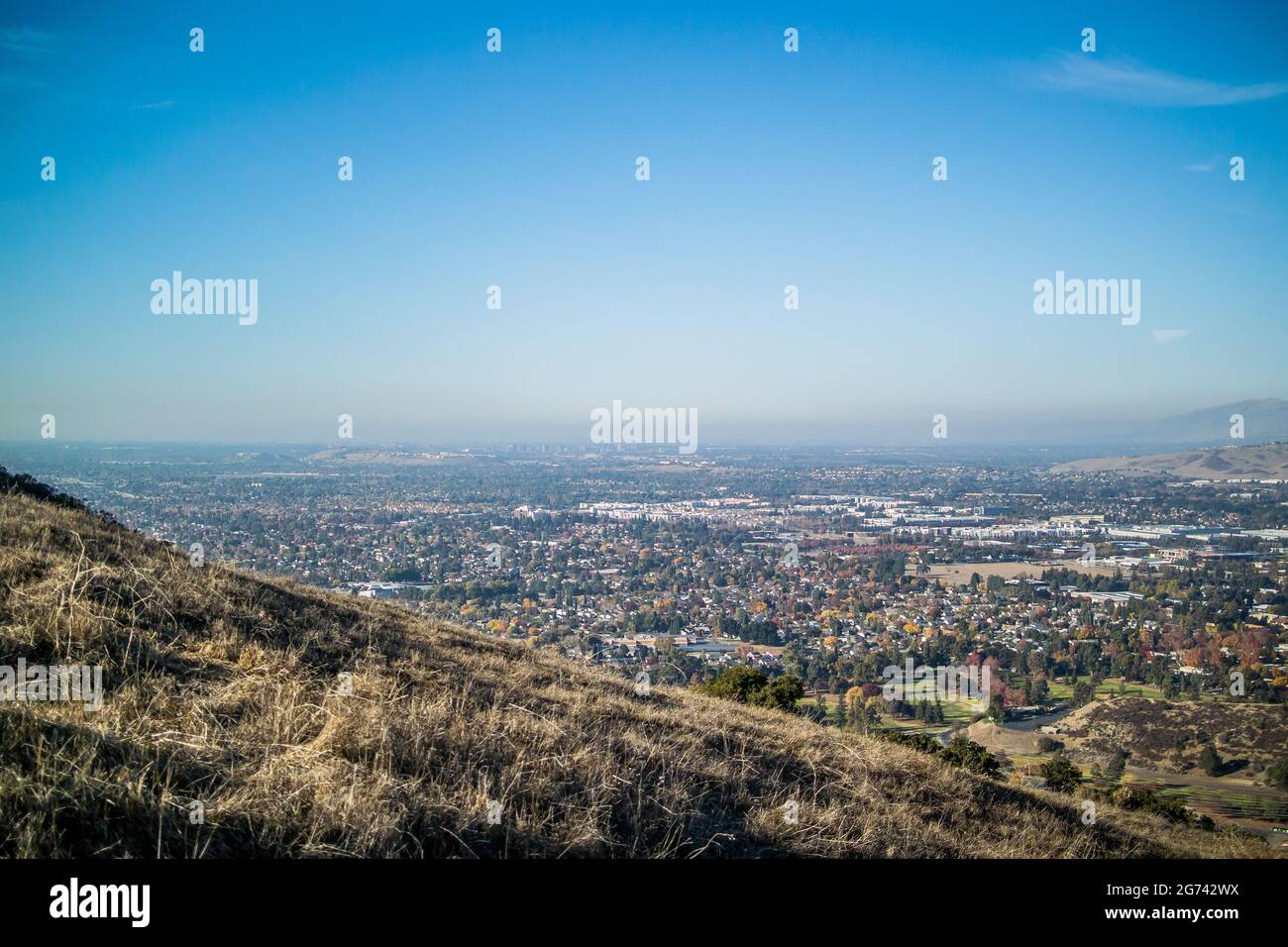 Vista della Silicon Valley dal Coyote Peak, nel Parco di Santa Teresa, guardando a nord su San Jose, Santa Clara e Sunnyvale per la Baia di San Francisco. Foto Stock