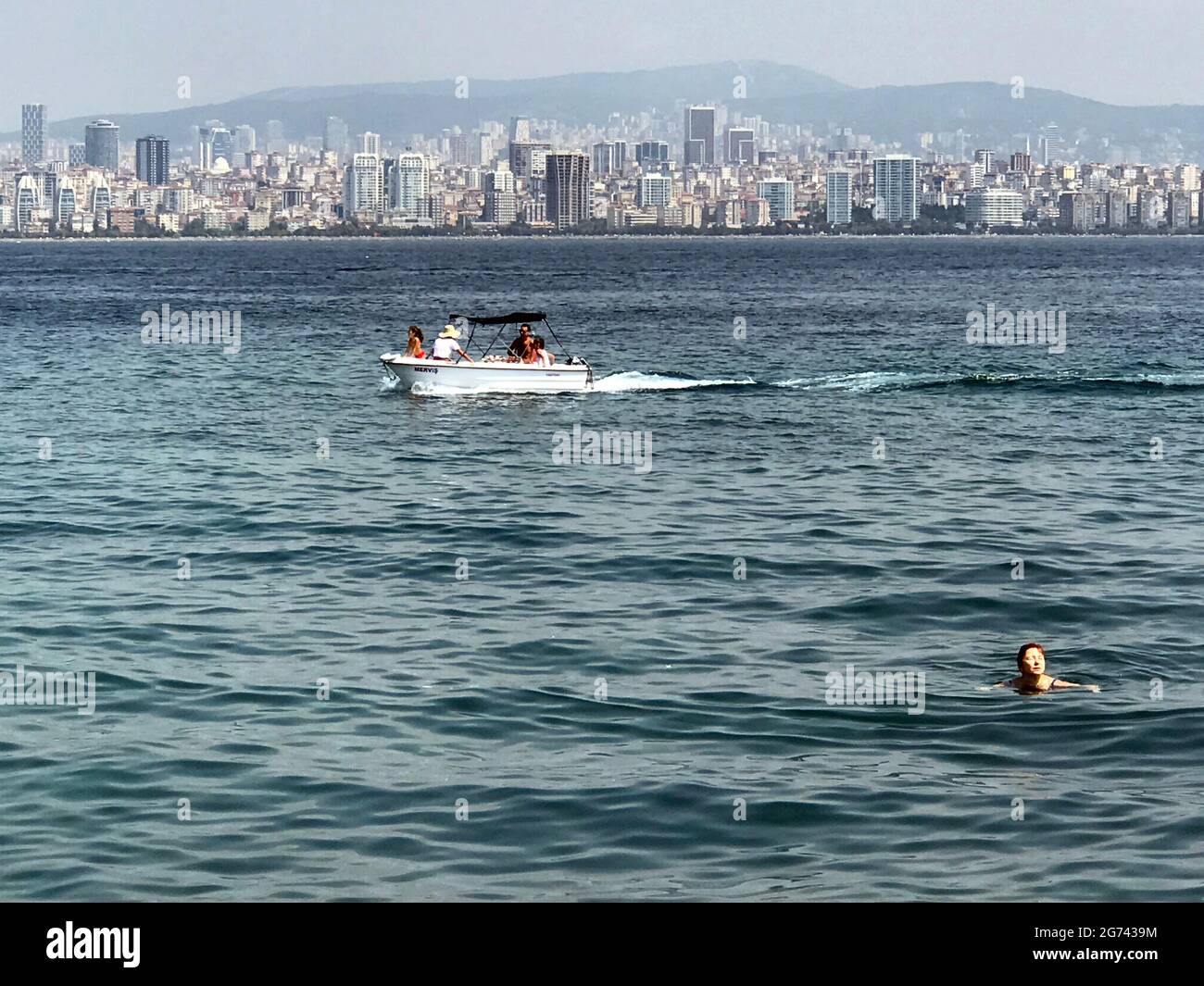 Una donna che fa una nuotata nel Mar Bosforo vicino alle Isole Principesse a Istanbul, Turchia Foto Stock