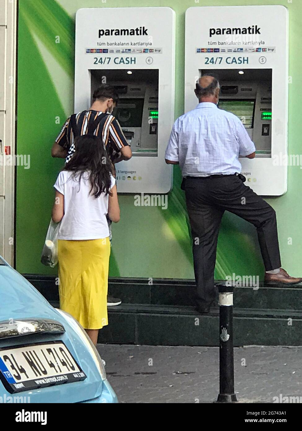 Persone che utilizzano bancomat banca su una strada a Istanbul, Turchia Foto Stock