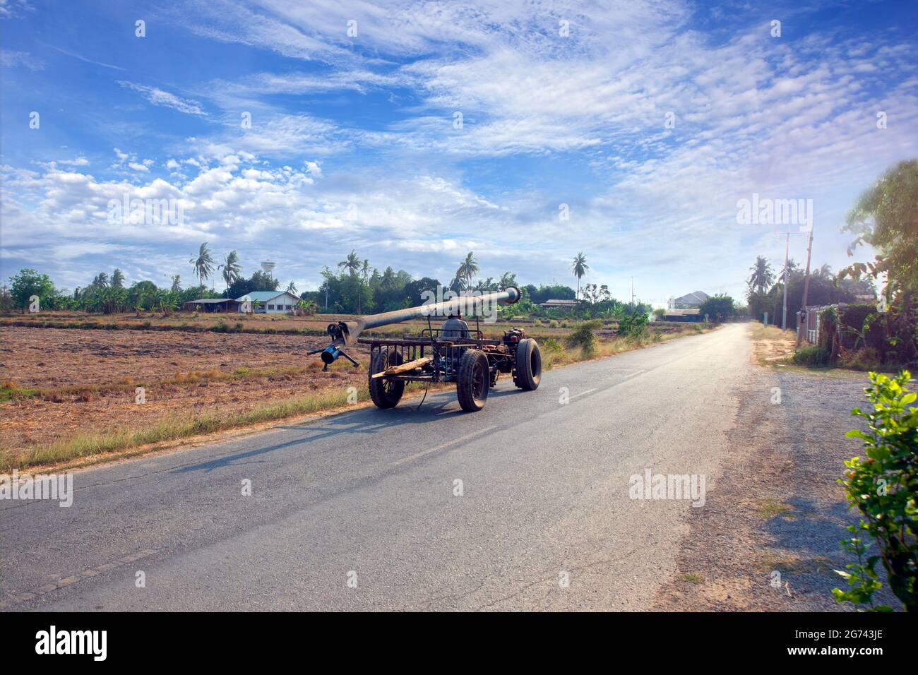 Lo stile di vita degli agricoltori nei paesi asiatici guida l'auto modificata semplice per andare a lavorare in terreni agricoli. Foto Stock