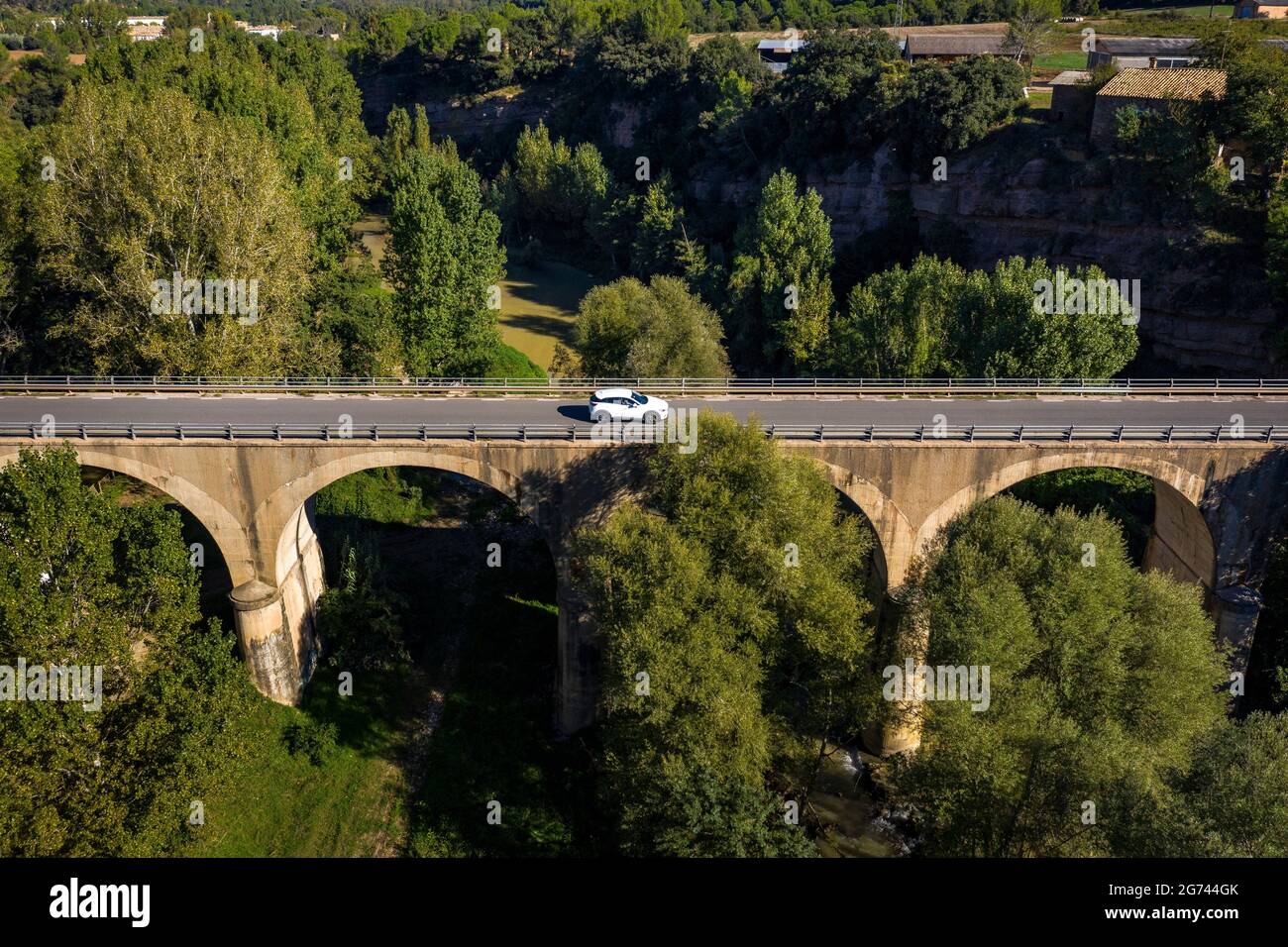 Vista aerea della città della società Cal Forcada e del fiume Llobregat a Navàs (Bages, Barcellona, Catalogna, Spagna) ESP: Vista aérea de Cal Forcada Foto Stock