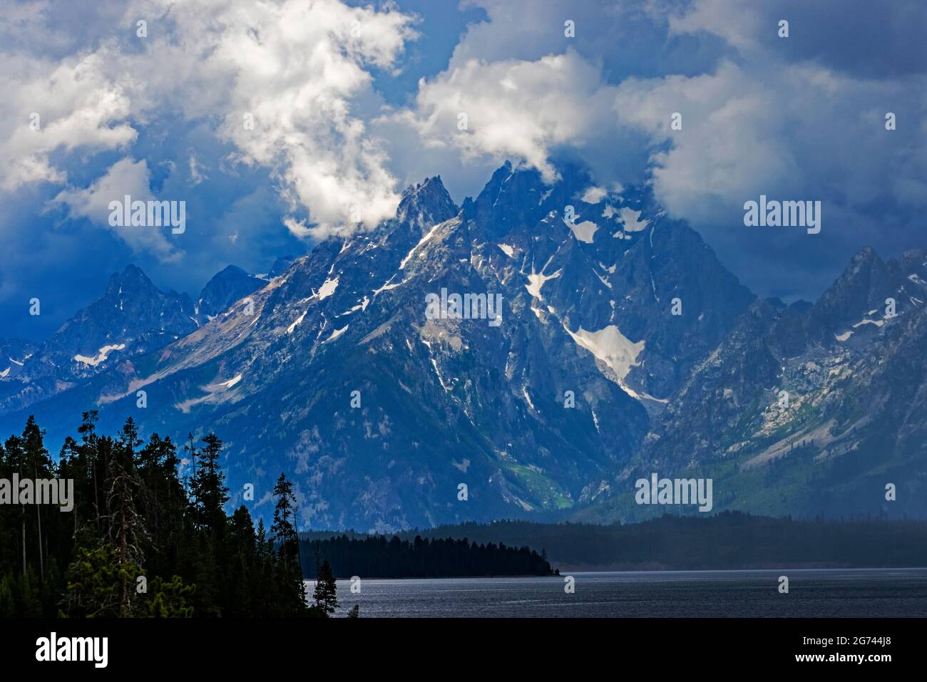 Le nuvole di una tempesta estiva si aggirano intorno alle cime frastagliate del Teton Mountain Range.in Grand Teton National Park, Wyoming, USA. Foto Stock