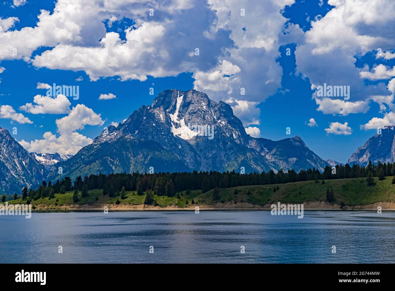 Monte Moran in una giornata spettacolare nel Grand Teton National Park, Wyoming, Stati Uniti. A 12,605 piedi di altitudine il Monte Moran è un punto di riferimento importante. Foto Stock