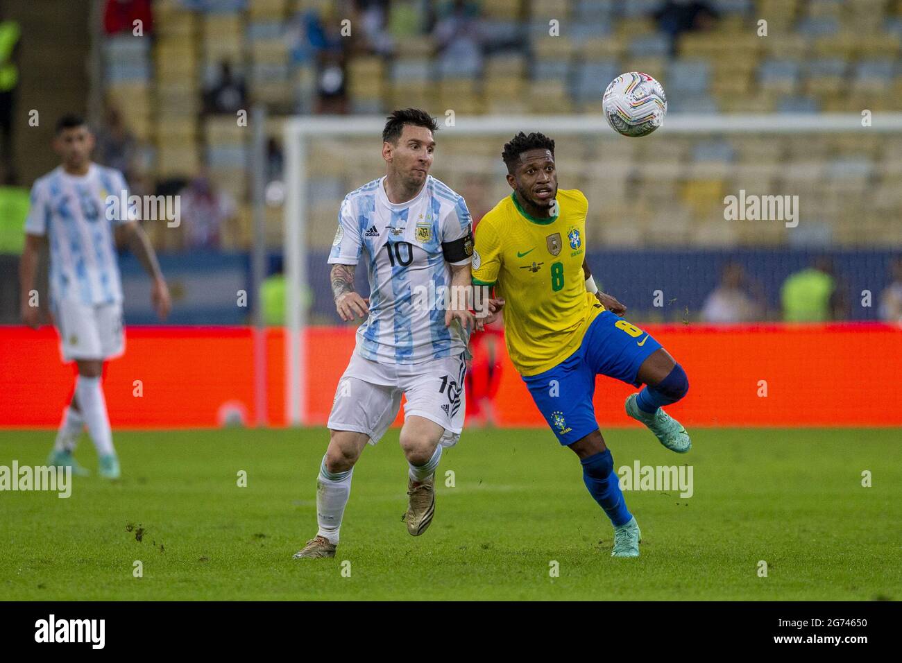 Rio de Janeiro, Brasile. 10 luglio 2021. L'Argentina inoltra Lionel messi e il centrocampista brasiliano Fred durante la finale di Copa America 2021, una partita di calcio tra Argentina e Brasile, che si è tenuta sabato 10 luglio 2021 allo stadio Maracana di Rio de Janeiro, RJ, Brasile. Credit: SPP Sport Press Photo. /Alamy Live News Foto Stock