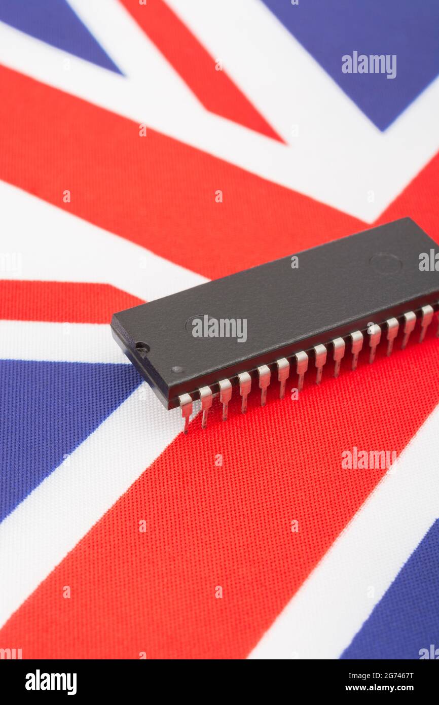 Immagine ravvicinata del circuito integrato / chip EPROM su un piccolo flag Union Jack britannico. Per carenze di semiconduttori nel Regno Unito, dipendenza da chip nel Regno Unito, Start-up di chip nel Regno Unito. Foto Stock