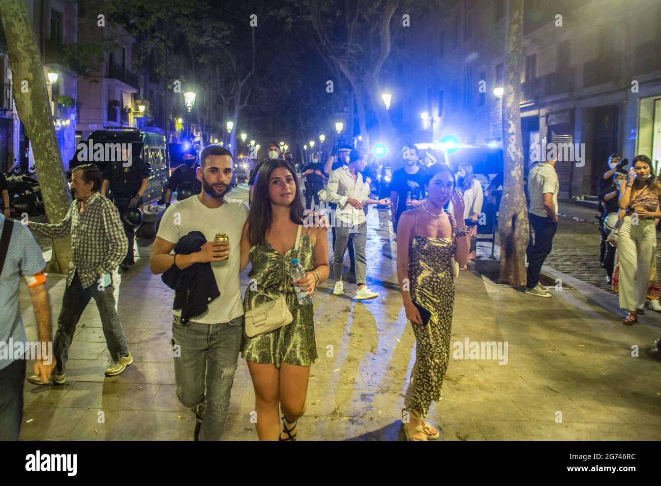 Barcellona, Spagna. 11 Luglio 2021. I poliziotti hanno visto evocare folle di persone. Il governo della Catalogna ha annunciato l'ultimo giorno del 6 luglio la chiusura della vita notturna negli spazi interni, una misura che ha avuto inizio quel fine settimana, a causa della minaccia della quinta ondata di Covid-19. Nelle strade di Barcellona la polizia ha sfrocato le persone che bevono in folle. (Foto di Thiago Prudencio/SOPA Images/Sipa USA) Credit: Sipa USA/Alamy Live News Foto Stock