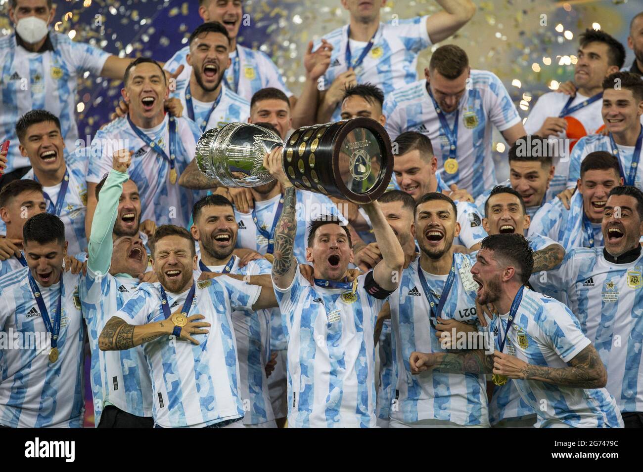 Rio de Janeiro, Brasile. 10 luglio 2021. Lionel messi e Argentina festeggiano con il trofeo dopo aver vinto la finale di Copa America 2021 una partita di calcio tra Argentina e Brasile 1-0 con la gol vincente segnata da Angel di Maria, finale si è tenuta allo stadio Maracana di Rio de Janeiro, RJ, Brasile sabato 10 luglio 2021. Credit: SPP Sport Press Photo. /Alamy Live News Foto Stock