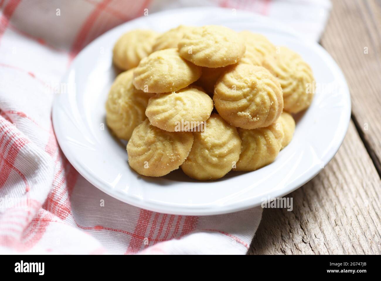 cookies vanilla on white plate and wooden background, mini cookies biscuits Foto Stock