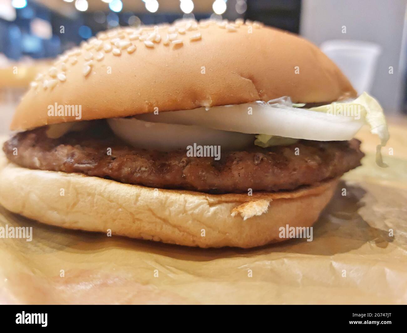 Un hamburger Patty Bun e cipolla Foto Stock